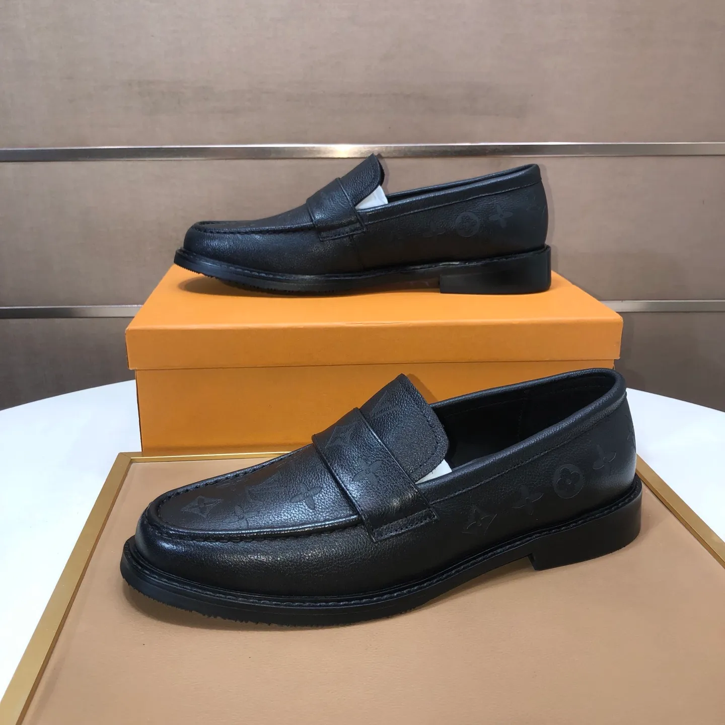 Men's men's shoes💰460💰【LV】(sheepskin lining) formal men's shoes! The high-end formal wear style is luxurious and elegant, with both practicality and style. We pay special attention to quality and details. The original version at the counter is 1:1 ultra-accurate replica👍🏻 The shoe last, leather, workmanship and comfort are not inferior! Material: imported cowhide upper, soft first layer of sheepskin! Code number: 38-45 (45 customized)